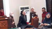 Ibu tiga anak itu justru mau persidangan tetap dilanjutkan. Foto: Muhammad Ahsan Nurrijal/detikcom