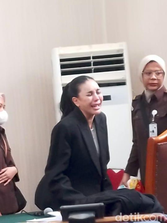 Nikita Mirzani Nikita Mirzani histeris saat hakim menghentikan sidang dan memintanya ke rumah sakit pada Kamis (7/8/2025) di PN Jakarta Selatan.