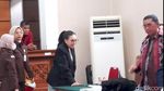 Saat Nikita Mirzani Histeris Mau Sidang Tetap Dilanjut, tapi Diminta Hakim ke RS