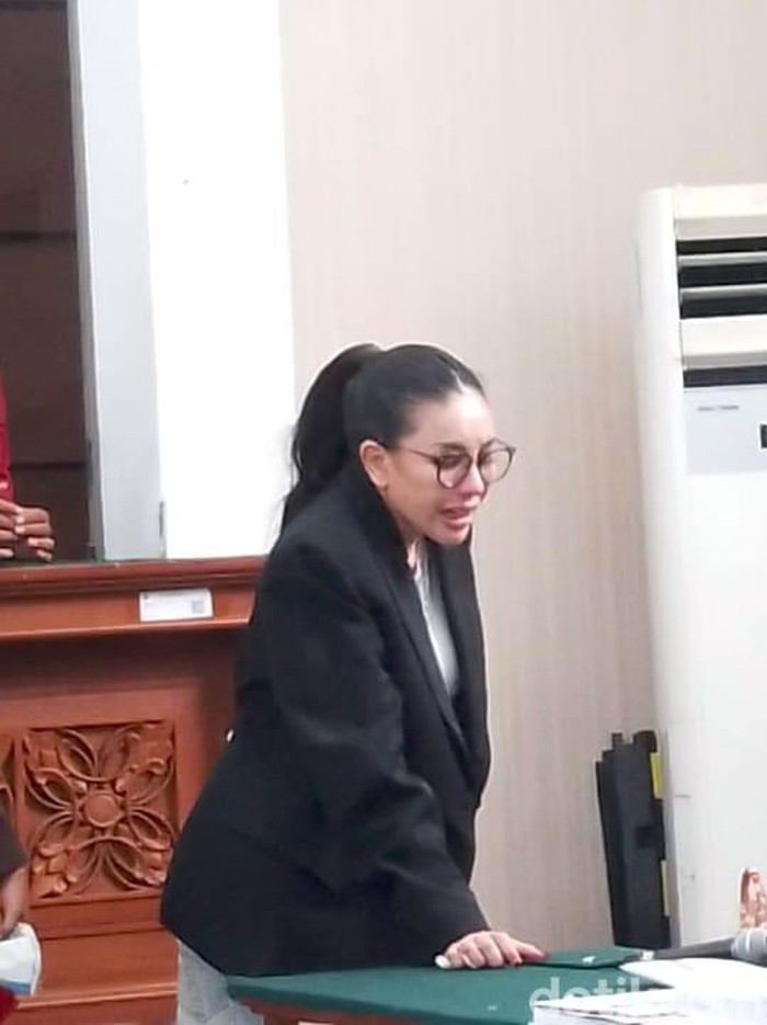 Nikita Mirzani histeris saat hakim menghentikan sidang dan memintanya ke rumah sakit pada Kamis (7/8/2025) di PN Jakarta Selatan.