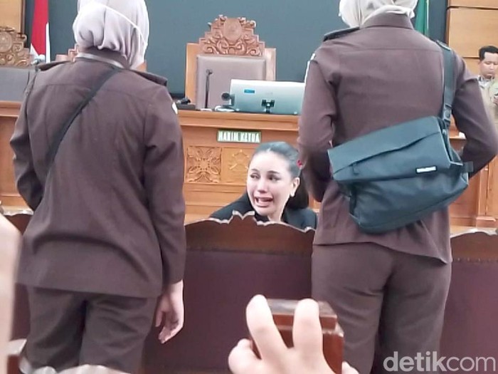 Nikita Mirzani histeris saat Hakim menghentikan sidang dan memintanya ke rumah sakit pada Kamis (7/8/2025).