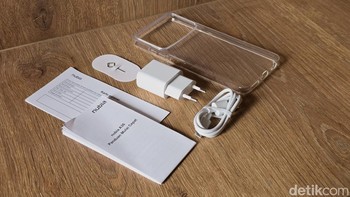 Nubia memberikan aksesori yang terbilang lengkap. Mulai dari case, adaptor hingga kabel data. Foto: Adi Fida Rahman/detikINET
