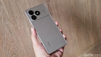Wujud Nubia A36 ini mengingatkan pada iPhone Pro Max. Foto: Adi Fida Rahman/detikINET