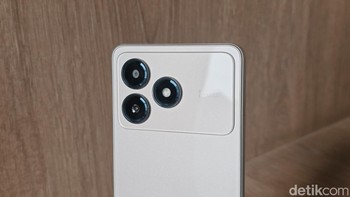 Ada tiga bulatan yang susunannya sama seperti iPhone 16 Pro Max. , Komposisinya kamera utama 13 MP bersanding dengan kamera 2 MP. Sementara di bagian depan ada selfie8 MP. Foto: Adi Fida Rahman/detikINET