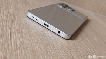 Bagian bawah terdapat port USB-C, speaker dan port jack audio 3,5 mm. Baterai 5.000 mAh turut disematkan dengan dukungan pengisian 10W. Makin lengkap dengan teknologi 4.5G Faster Connection juga menjamin aktivitas online lebih stabil, bahkan di lokasi dengan sinyal lemah. Foto: Adi Fida Rahman/detikINET