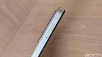 Nubia menempatkan SIM Card slot di bagian kanan. Foto: Adi Fida Rahman/detikINET