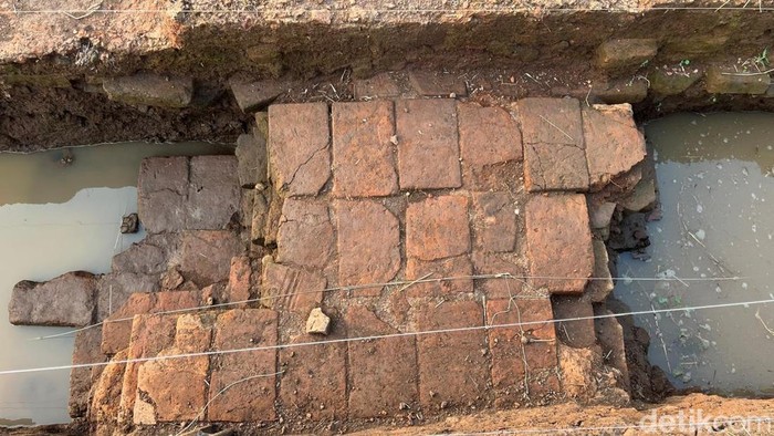 Pagar selatan Candi Bhre Kahuripan di Mojokerto