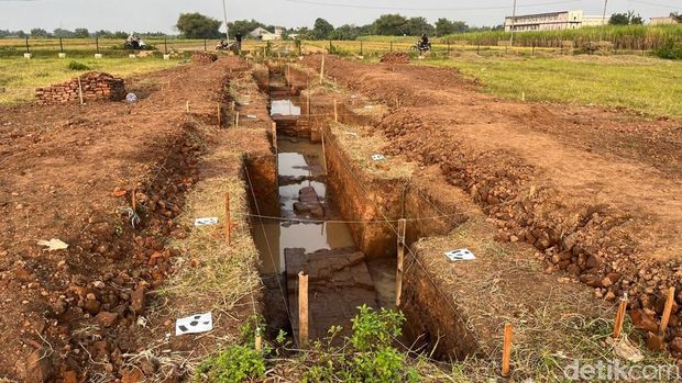 Pagar selatan Candi Bhre Kahuripan di Mojokerto