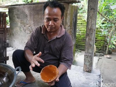 Potret Zakir Warlok Lombok Mengolah Gula Aren
