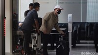Wakil Ketua KPK Fitroh Rohcahyanto mengatakan Abdul Azis menjalani pemeriksaan usai ditangkap. Dia diperiksa di Polda Sulawesi Selatan sebelum akhirnya dibawa ke KPK.