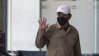Abdul hanya melambaikan tangan saat tiba. Abdul langsung dibawa menuju ruang pemeriksaan.