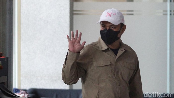 Pakai Masker, Bupati Koltim Abdul Azis yang Kena OTT Tiba di KPK Bupati Kolaka Timur (Koltim), Sulawesi Tenggara, Abdul Azis tiba di gedung KPK, Jakarta Selatan, Jumat (8/8/2025). Ia dibawa dari Makassar ke gedung KPK terkait Operasi Tangkap Tangan (OTT) KPK yang menyasar sejumlah orang dalam dugaan suap Dana Alokasi Khusus (DAK) pembangunan rumah sakit di Kolaka. Abdul terlihat mengenakan kemeja coklat dan topi putih dan menyeret sebuah koper warna hitam.