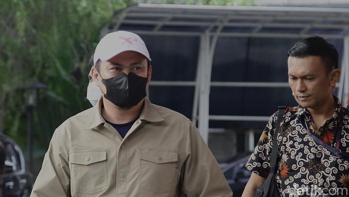 Bupati Kolaka Timur (Koltim), Sulawesi Tenggara, Abdul Azis tiba di gedung KPK, Jakarta Selatan, Jumat (8/8/2025). Ia dibawa dari Makassar ke gedung KPK terkait Operasi Tangkap Tangan (OTT) KPK yang menyasar sejumlah orang dalam dugaan suap Dana Alokasi Khusus (DAK) pembangunan rumah sakit di Kolaka. Abdul terlihat mengenakan kemeja coklat dan topi putih dan menyeret sebuah koper warna hitam.