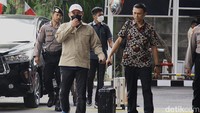 Pantauan detikcom di Gedung KPK, Kuningan, Jakarta Selatan, Jumat (8/8/2025), Abdul tiba sekitar pukul 16.23 WIB. Abdul terlihat mengenakan kemeja cokelat dan topi putih.