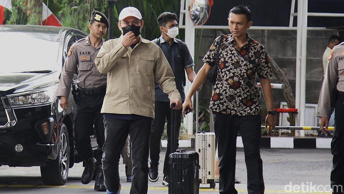 Bupati Kolaka Timur (Koltim), Sulawesi Tenggara, Abdul Azis tiba di gedung KPK, Jakarta Selatan, Jumat (8/8/2025). Ia dibawa dari Makassar ke gedung KPK terkait Operasi Tangkap Tangan (OTT) KPK yang menyasar sejumlah orang dalam dugaan suap Dana Alokasi Khusus (DAK) pembangunan rumah sakit di Kolaka. Abdul terlihat mengenakan kemeja coklat dan topi putih dan menyeret sebuah koper warna hitam.