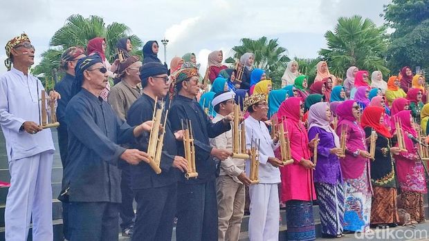 Para lansia bermain angklung di Alun-alun Ciamis, Jumat (8/8/2025).