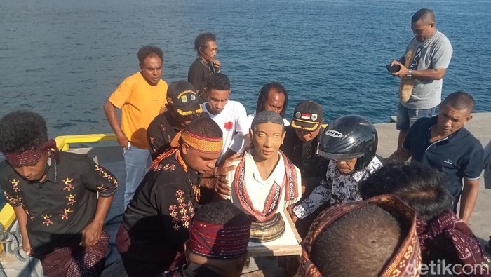Patung Rosalia Rerek Sogen, guru asal Flores Timur yang tewas diserang OPM, tiba di Pelabuhan Laut Larantuka, Jumat (8/8/2025). (Foto: Yurgo Purab/detikBali)