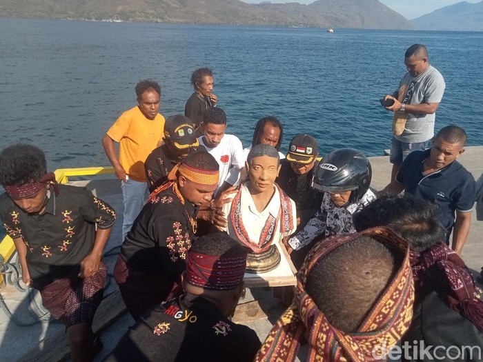 Patung Rosalia Rerek Sogen, guru asal Flores Timur yang tewas diserang OPM, tiba di Pelabuhan Laut Larantuka, Jumat (8/8/2025). (Foto: Yurgo Purab/detikBali)