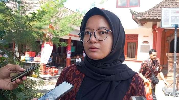 Pejabat Pembuat Komitmen (PPK) Pelaksana Prasarana Strategis Bali Direktorat Jendral Pelaksana Kementerian PU, Fitriyanti, saat mengunjungi SRMP 17 Tabanan, Jumat (8/8/2025).
