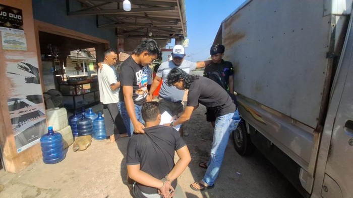 Pelaku bobol ATM saat diamankan polisi.