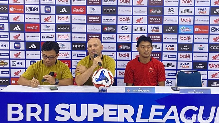 Pelatih PSM Makassar, Bernardo Tavares saat konferensi pers jelang laga di Stadion Gelora BJ Habibie.