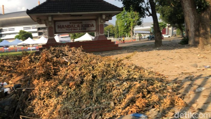 Potret titik bekas pembakaran sampah di kompleks Stadion Mandala Krida, Jumat (8/8) sore.