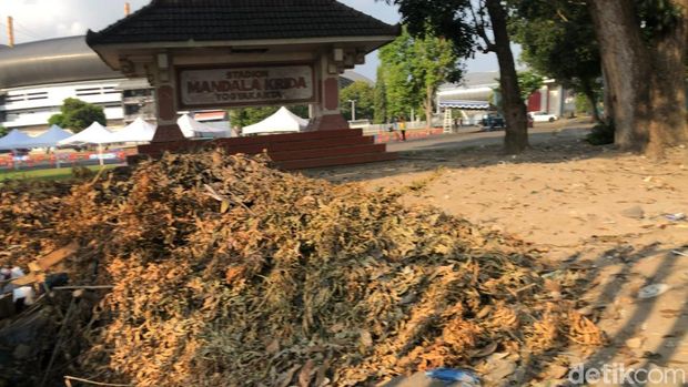 Potret titik bekas pembakaran sampah di kompleks Stadion Mandala Krida, Jumat (8/8) sore.