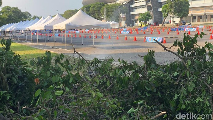 Potret titik pembakaran sampah di kompleks Stadion Mandala Krida, Jumat (8/8) sore.