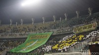 Suporter Persebaya Surabaya juga membentang spanduk berukura besar di salah satu tribun Stadion Gelora Bung Tomo.
