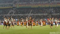 Tari Remo juga ikut memeriahkan pembukaan Super Leugue di Stadion Gelora Bung Tomo.