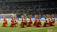 Tarian Gandrung dari Banyuwangi juga memeriahkan pembukaan super league 2025/2026 di Stadion Gelora Bung Tomo.