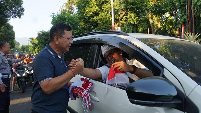 Pemerintah Kabupaten Buleleng menggelar Gerakan Pembagian Bendera Merah Putih di Taman Kota Singaraja, Jumat (8/8/2025). (Dok. Pemkab Buleleng)