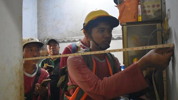 Petugas menandai bangunan untuk normalisasi Sungai Kalianak