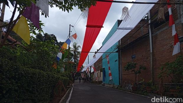 Penampakan Bendera Merah Putih sepanjang 100 meter yang melintang di atas Jalan Dusun Bagongan, Desa Sukorejo, Kecamatan Mertoyudan, Kabupaten Magelang, Jumat (8/8/2025).