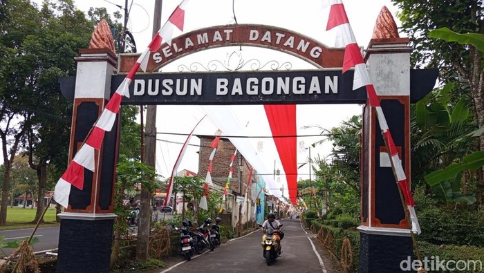 Penampakan Bendera Merah Putih sepanjang 100 meter yang melintang di atas Jalan Dusun Bagongan, Desa Sukorejo, Kecamatan Mertoyudan, Kabupaten Magelang, Jumat (8/8/2025).