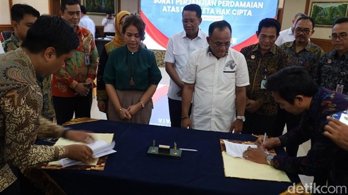 Penandatanganan perjanjian damai Mie Gacoan dengan LMK SELMI di Kanwil Kementerian Hukum Bali, disaksikan Menteri Hukum Supratman Andi Agtas, Jumat (8/8/2025).