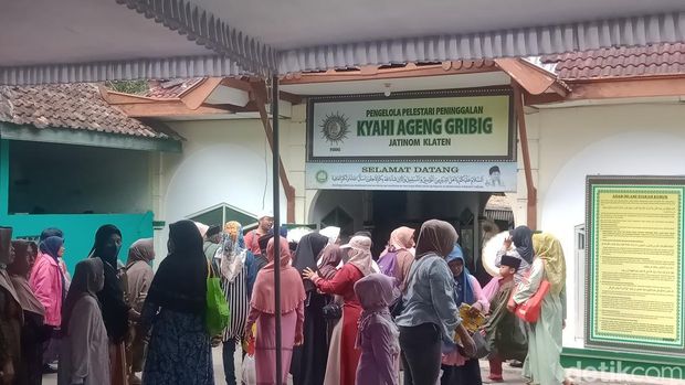 Pengunjung Tradisi Saparan Yaaqawiyyu di Jatinom, Klaten memadati lokasi acara, Jumat (8/8/2025).