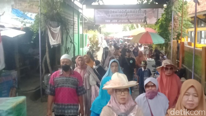 Pengunjung Tradisi Saparan Yaaqawiyyu di Jatinom, Klaten memadati lokasi acara, Jumat (8/8/2025).