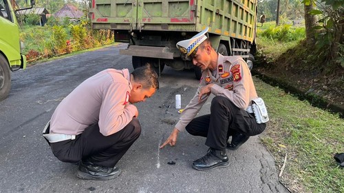 Personel Satlantas Polres Karangasem saat melakukan olah TKP di lokasi kecelakaan, Kamis (7/8/2025). (dok. Satlantas Polres Karangasem)