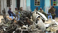Komisioner Wilayah Kiambu, Henry Wafula, mengatakan empat orang di dalam pesawat dan dua orang di darat tewas. Otoritas Penerbangan Sipil Kenya mengatakan pesawat lepas landas dari Bandara Wilson pukul 14.14 (11.14 GMT) dan kehilangan kontak dengan kontrol lalu lintas udara tiga menit kemudian. Foto: REUTERS/Monicah Mwangi