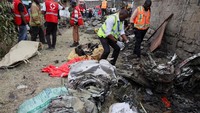 Sebuah pesawat kecil yang membawa staf medis jatuh di permukiman padat penduduk di ibu kota Kenya pada Kamis (7/8) sore, menewaskan enam orang, kata pihak berwenang setempat. Foto: REUTERS/Monicah Mwangi