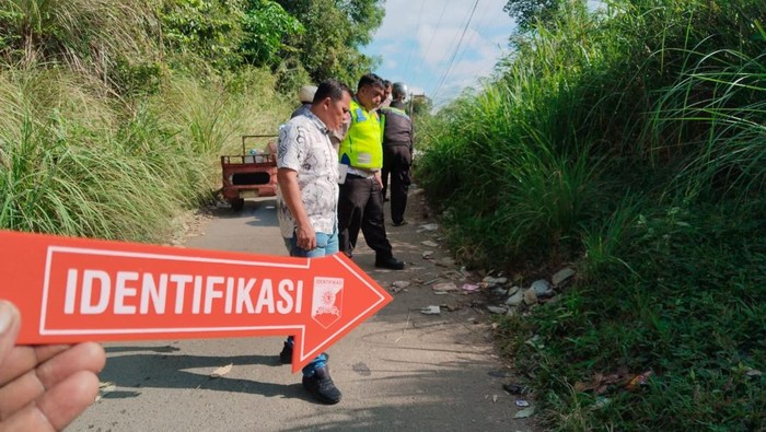Petugas kepolisian saat olah TKP penemuan jasad korban. (Foto: Dok. Polres Padangsidimpuan)