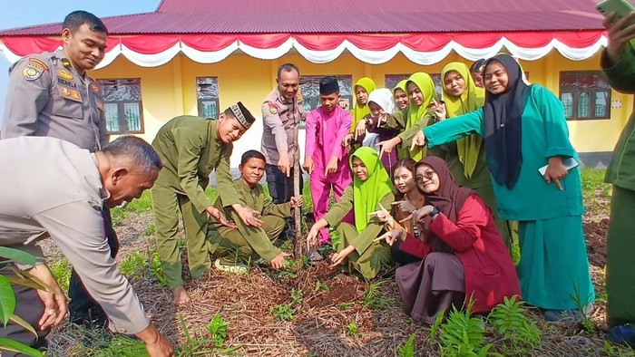 Polda Riau dan mahasiswa menggaungkan Green Policing ke sekolah-sekolah, Jumat (8/8/2025).