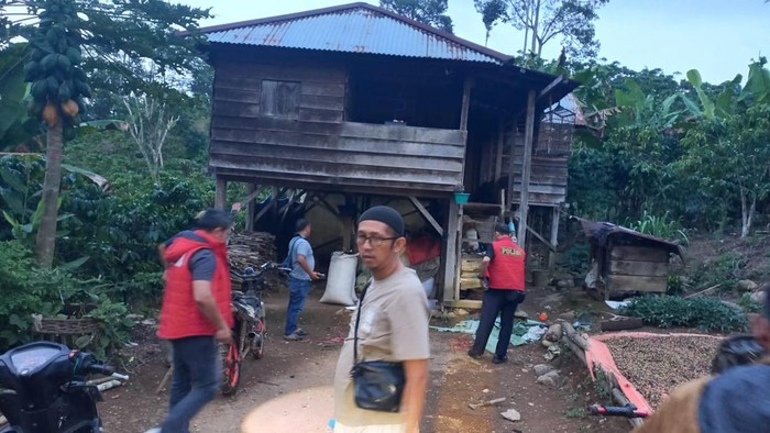 Polisi melakukan olah TKP kasus suami bunuh istri di Merangin, Jambi
