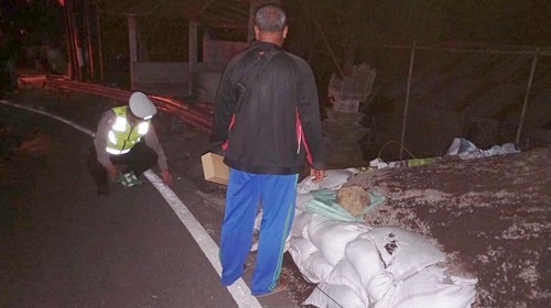 Polisi melakukan olah TKP Kecelakaan maut di Jalan Singaraja-Denpasar wilayah Desa Gitgit, Kecamatan Sukasada, Buleleng, Bali, Kamis (7/8/2025). (Polres Buleleng)