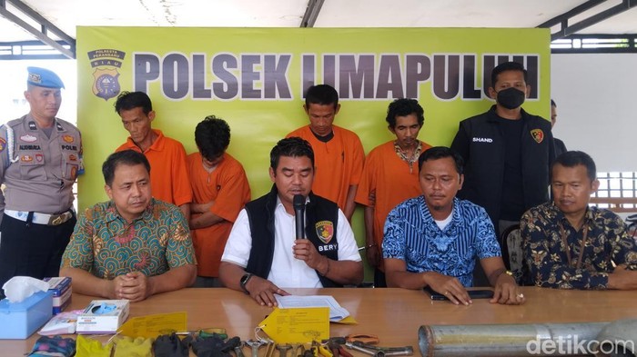 Polisi saat rilis kasus pencurian kabel PLN bersama petugas PLN UP3 Pekanbaru (Raja Adil/detikcom)