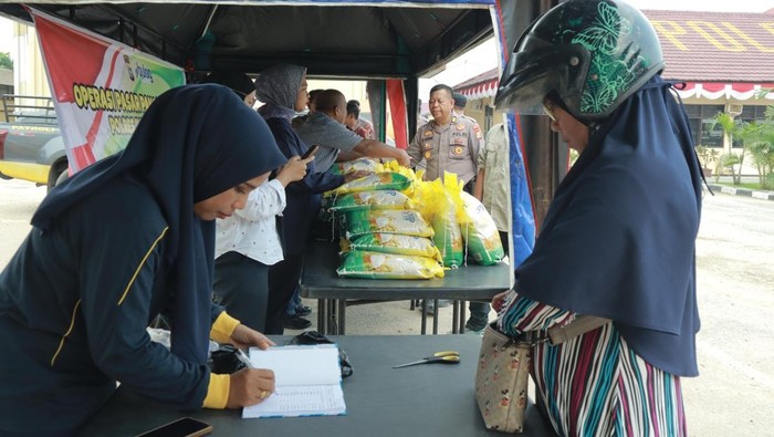 Polres Inhu menggelar operasi pasar, ratusan kilogram beras habis terjual dalam satu jam.
