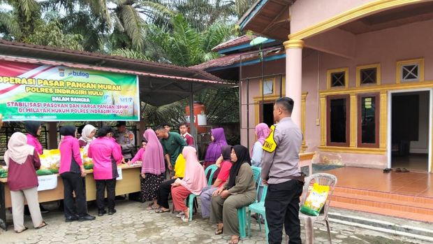 Polres Inhu menggelar operasi pasar, ratusan kilogram beras habis terjual dalam satu jam.