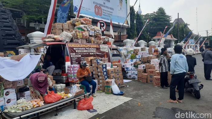 Suasana posko aliansi masyarakat Pati bersatu menolak kenaikan PBB-P2 sebesar 250 persen di Alun-alun Pati, Jumat (8/8/2025).