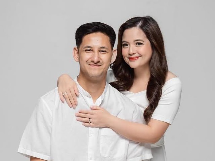 Potret Tasya Kamila Dapat Buket Bunga dari Suami Potret Tasya Kamila Dapat Buket Bunga dari Suami